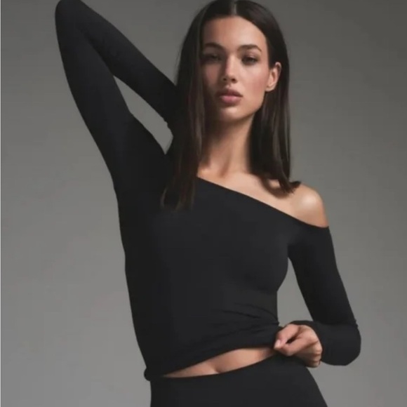 SKIMS Soft Smoothing Seamless Off The Shoulder Top | COLOR: ECLIPSE | SIZE: M - Picture 1 of 6